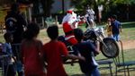Aksi Sinterklas Naik Moge Bagi-bagi Hadiah Natal di Sekolah Brasil