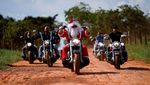 Aksi Sinterklas Naik Moge Bagi-bagi Hadiah Natal di Sekolah Brasil