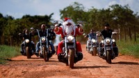 Seorang pengendara sepeda motor, Helton Garcia berpakaian seperti Sinterklas, mengendarai sepeda motornya di negara bagian Goias, Brasil 10 Desember 2023.