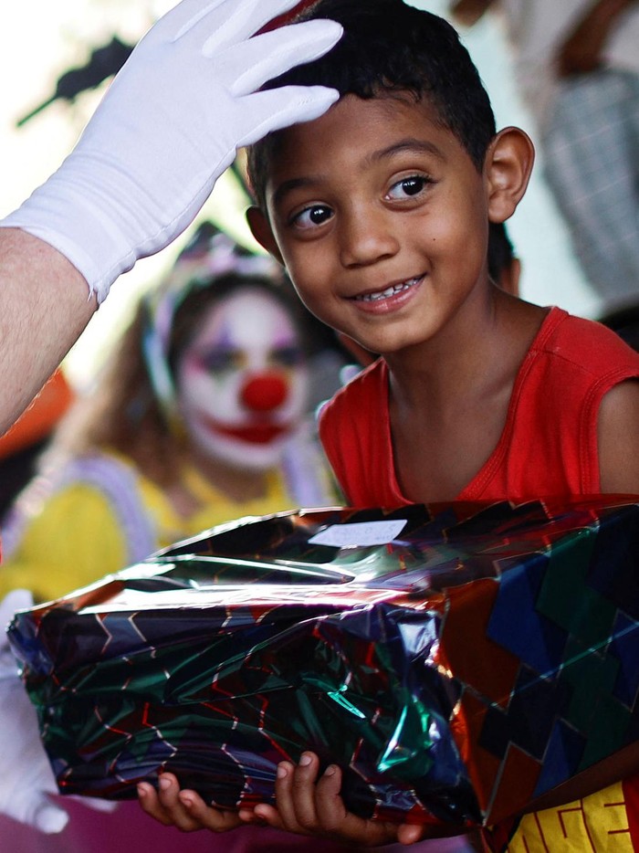 Aksi Sinterklas Naik Moge Bagi-bagi Hadiah Natal di Sekolah Brasil A motorcyclist, Helton Garcia dressed as Santa Claus, rides his motorcycle before handing out gifts to children in a rural school in Santo Antonio do Descoberto, state of Goias, Brazil December 10, 2023. REUTERS/Adriano Machado TPX IMAGES OF THE DAY