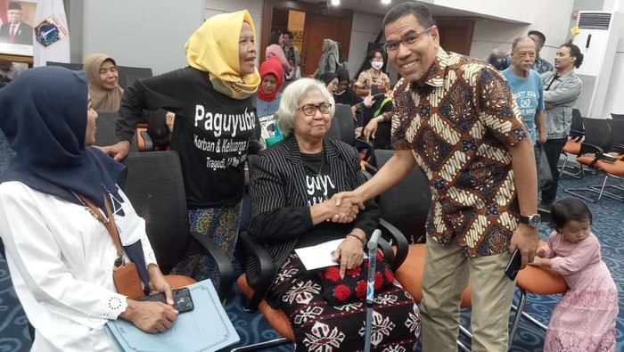 Amiruddin Al Rahab menemui para korban pelanggaran HAM berat di Balai Kota DKI (Dok. Istimewa)