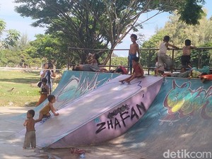 Momen Anak-anak Rohingya Bermain di Samping Kantor Gubernur Aceh