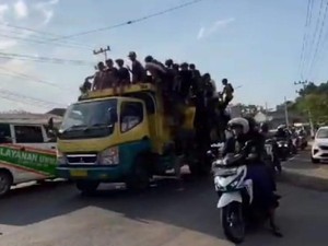 Aksi Remaja Hadang Truk di Suramadu Bangkalan Bikin Resah Pengguna Jalan