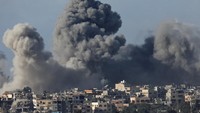 Asap tebal membumbung tinggi saat serang Israel terus berlanjut di Jalur gaza. REUTERS/Athit Perawongmetha