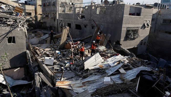 FILE PHOTO: Rescue workers inspect the damage at the site of Israeli strikes on houses, amid the ongoing conflict between Israel and the Palestinian Islamist group Hamas, in Khan Younis in the southern Gaza Strip, December 10, 2023. REUTERS/Ibraheem Abu Mustafa/File Photo