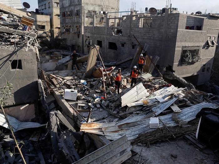 FILE PHOTO: Rescue workers inspect the damage at the site of Israeli strikes on houses, amid the ongoing conflict between Israel and the Palestinian Islamist group Hamas, in Khan Younis in the southern Gaza Strip, December 10, 2023. REUTERS/Ibraheem Abu Mustafa/File Photo