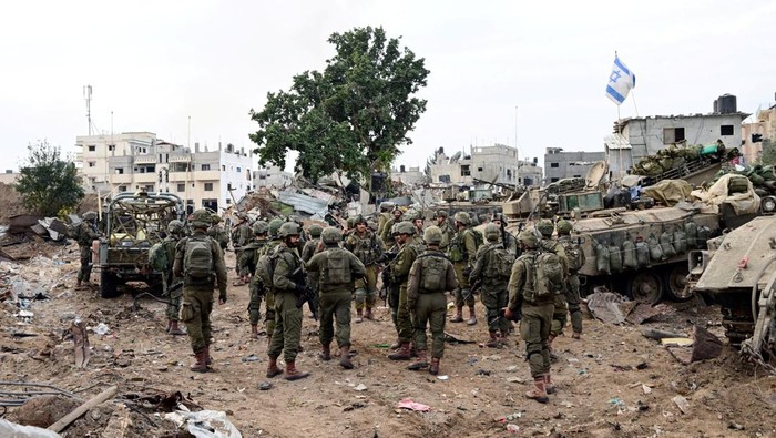 Israeli soldiers operate at the Shajaiya district of Gaza city amid the ongoing conflict between Israel and the Palestinian Islamist group Hamas, in the Gaza Strip December 8, 2023.  REUTERS/Yossi Zeliger ISRAEL OUT. NO COMMERCIAL OR EDITORIAL SALES IN ISRAEL. EDITORS NOTE: REUTERS PHOTOGRAPHS WERE REVIEWED BY THE IDF AS PART OF THE CONDITIONS OF THE EMBED. NO PHOTOS WERE REMOVED.