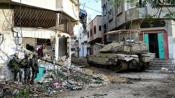 AS Veto Gencatan Senjata, Israel Makin Beringas Serang Gaza Israeli soldiers operate at the Shajaiya district of Gaza city amid the ongoing conflict between Israel and the Palestinian Islamist group Hamas, in the Gaza Strip December 8, 2023. REUTERS/Yossi Zeliger ISRAEL OUT. NO COMMERCIAL OR EDITORIAL SALES IN ISRAEL. EDITOR'S NOTE: REUTERS PHOTOGRAPHS WERE REVIEWED BY THE IDF AS PART OF THE CONDITIONS OF THE EMBED. NO PHOTOS WERE REMOVED.
