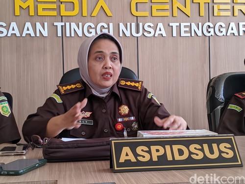 Asisten Pidana Khusus Kejati NTB Ely Rahmawati saat konferensi di ruangan Media Center Kejati NTB, Senin (11/12/2023). (Ahmad Viqi/detikBali)