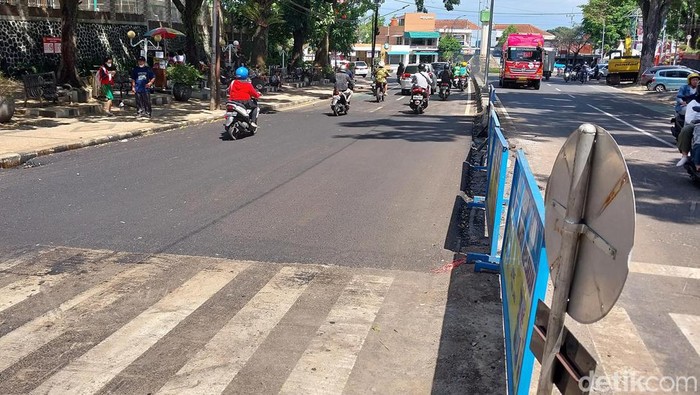 Perbaikan Jalan Bandung, Kelurahan Penanggungan, Kecamatan Klojen, Kota Malang, yang ambles tuntas.