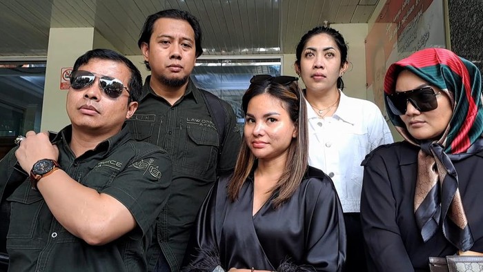 Ayu Soraya didampingi tim kuasa hukum dan keluarganya di Polda Metro Jaya.