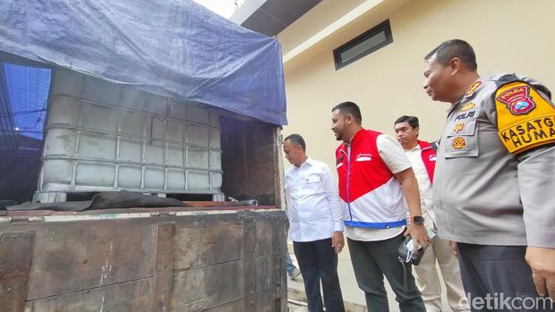 Barang bukti truk modifikasi yang digunakan menyelundupkan solar subsidi di Sidoarjo.