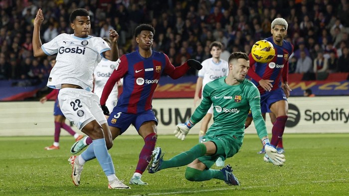 Soccer Football - LaLiga - FC Barcelona v Girona - Estadi Olimpic Lluis Companys, Barcelona, Spain - December 10, 2023 Gironas Jhon Solis in action with FC Barcelonas Inaki Pena REUTERS/Albert Gea