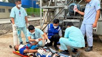Tim medis RS MH Thamrin Cileungsi yang datang bersama ambulance segera mengevakuasi ’korban’ ke RS MH Thamrin Cileungsi untuk penanganan lebih lanjut.