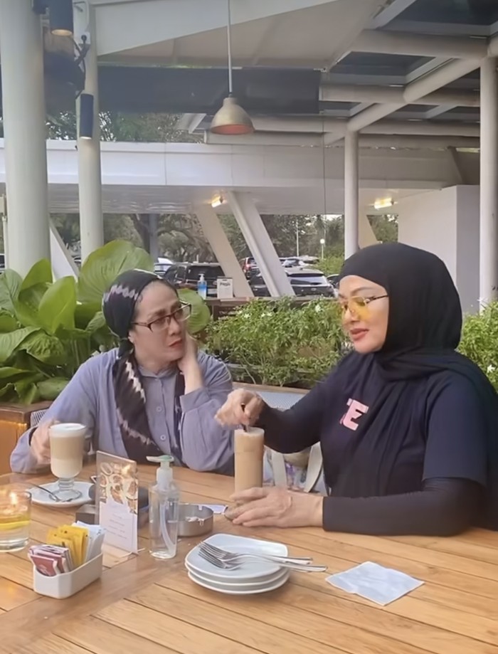 Betharia Sonata, Ibunda Leon Dozan yang Suka Kulineran di Luar Negeri Betharia Sonata, Ibunda Leon Dozan yang Suka Kulineran di Luar Negeri