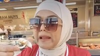 Pada momen liburannya di Eropa, ibunda Leon Dozan ini mencicipi jajanan khas sana. Hidangan ini pun hanya disajikan diatas tisu loh. Kira-kira ini makanan apa ya? Foto: Instagram @official.bethariasonata