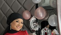 Tak hanya kulineran di luar negeri, pelantun Hati yang Luka itu masih suka nongkrong hingga masak loh. Foto: Instagram @official.bethariasonata