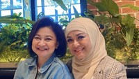 Ini salah satu momen ibu dua anak itu saat sedang makan siang sambil santai bersama kerabatnya. Di salah satu restoran berlokasi di PIM, mereka menikmati pasta hingga minuman. Foto: Instagram @official.bethariasonata