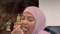 Pemain film ini juga sempat membagikan resep masakan yang simpel dan enak. Salah satunya daging saus teriyaki. Siapa yang tertarik coba buat? Foto: Instagram @official.bethariasonata