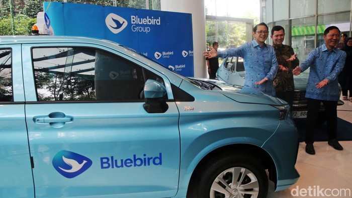 Adrianto Djokosoetono Direktur Utama PT Blue Bird, Sigit Priawan Djokosoetono Wakil Direktur Utama PT Blue Bird berbincang dengan Jap Ernando Demily CEO Auto 2000 saat peluncuraan armada baru taksi Blue Bird di Jakarta, Senin (11/12/2023). Blue Bird Group, perusahaan penyedia transportasi di Indonesia resmi menghadirkan kendaraan armada terbaru, yaitu Transmover dari Toyota All New Avanza. Peluncuran ini dilakukan agar perusahaan menjaga kualitas dengan melakukan peremajaan armada dalam lima tahun sekali.