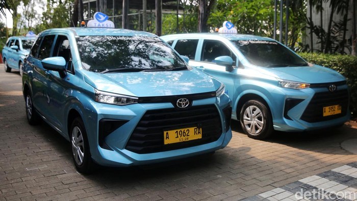 Adrianto Djokosoetono Direktur Utama PT Blue Bird, Sigit Priawan Djokosoetono Wakil Direktur Utama PT Blue Bird berbincang dengan Jap Ernando Demily CEO Auto 2000 saat peluncuraan armada baru taksi Blue Bird di Jakarta, Senin (11/12/2023). Blue Bird Group, perusahaan penyedia transportasi di Indonesia resmi menghadirkan kendaraan armada terbaru, yaitu Transmover dari Toyota All New Avanza. Peluncuran ini dilakukan agar perusahaan menjaga kualitas dengan melakukan peremajaan armada dalam lima tahun sekali.