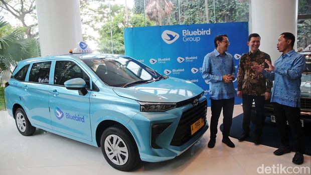 Adrianto Djokosoetono Direktur Utama PT Blue Bird, Sigit Priawan Djokosoetono Wakil Direktur Utama PT Blue Bird berbincang dengan Jap Ernando Demily CEO Auto 2000 saat peluncuraan armada baru taksi Blue Bird di Jakarta, Senin (11/12/2023). Blue Bird Group, perusahaan penyedia transportasi di Indonesia resmi menghadirkan kendaraan armada terbaru, yaitu Transmover dari Toyota All New Avanza. Peluncuran ini dilakukan agar perusahaan menjaga kualitas dengan melakukan peremajaan armada dalam lima tahun sekali.