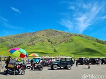 Menikmati Indahnya Bromo yang Kembali Hijau