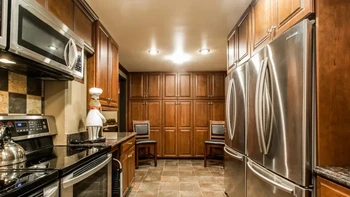 Dapur dengan kulkas, kompor, oven, microwave modern. Foto: JamPress