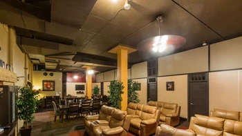 Bunker kiamat bahkan menyediakan ruang bioskop yang dapat digunakan sebagai area hiburan bagi para penghuninya. Foto: JamPress