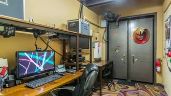 Disediakan juga ruang komputer dan gaming di bunker kiamat. Foto: JamPress