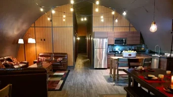 Bunker tampak lebih seperti rumah yang nyaman, sama sekali berbeda dari namanya yang terkesan menyeramkan. Bunker modern yang dibangun Vivos dilengkapi perabotan dan dipenuhi dengan segala kebutuhan bertahan hidup. Ruang tamu dilengkapi dengan sofa, permadani, dan meja kopi, sedangkan dapur dilengkapi dengan kulkas, freezer, microwave, oven, mesin cuci, dan meja makan. Foto: JamPress
