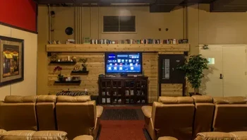 Bunker tersebut bahkan memiliki televisi dan sofa. Vivos menyebut ancaman COVID-19, perang Ukraina, ketegangan geopolitik dengan China, dan konflik Timur Tengah yang tak kunjung usai adalah alasan meningkatnya permintaan hunian semacam ini. Foto: JamPress