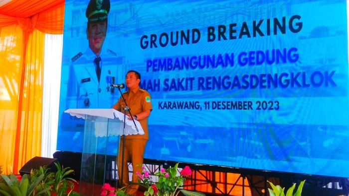 Bupati Karawang saat melakukan Groundbreaking RSUD Rengasdengklok