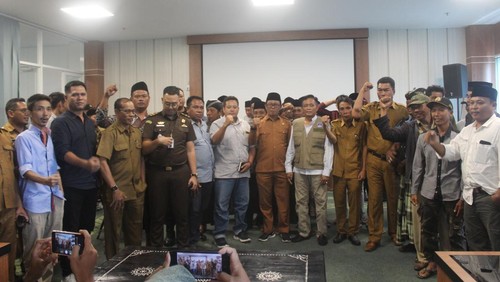 Bupati Lombok Tengah Lalu Pathul Bahri pimpin mediasi dua warga yang sempat bentrok di Lombok Tengah. (Humas Pemkab Lombok Tengah)