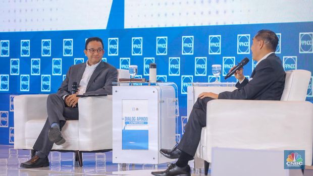 Calon Presiden nomor urut 1, Anies Rasyid Baswedan memberikan pemaparan dalam acara Dialog Apindo Capres 2024 di Menara Bank Mega, Jakarta, Senin (11/12/2023). (CNBC Indonesia/Faisal Rahman)