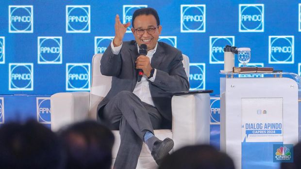 Calon Presiden nomor urut 1, Anies Rasyid Baswedan memberikan pemaparan dalam acara Dialog Apindo Capres 2024 di Menara Bank Mega, Jakarta, Senin (11/12/2023). (CNBC Indonesia/Faisal Rahman)