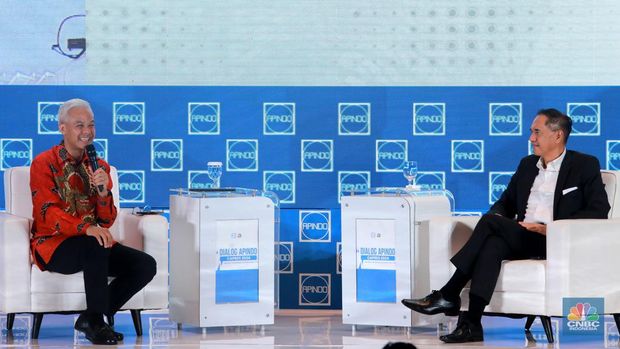 Calon Presiden nomor urut 3, Ganjar Pranowo memberikan pemaparan dalam acara Dialog Apindo Capres 2024 di Menara Bank Mega, Jakarta, Senin (11/12/2023). (CNBC Indonesia/Muhammad Sabki)