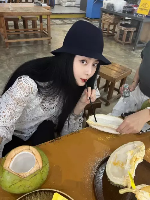 Cicip Durian di Malaysia, Aktris China Fan Bingbing Ngaku Jatuh Cinta