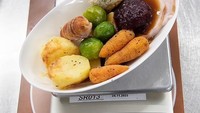 Dikelola oleh perusahaan Nerest Catering, dapur untuk makanan di pesawat ini beroperasi selama 24 jam dan memiliki 350 pegawai. Foto: Murray Sanders/Site
