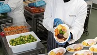 Berlokasi di dekat Gatwock Airport di Inggris, British Airways memiliki dapur yang cukup sibuk karena memproduksi 4.500 makanan setiap harinya. Foto: Murray Sanders/Site
