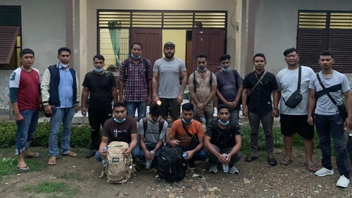 Delapan warga negara (WN) Bangladesh pemegang KTP palsu saat diserahkan ke Kantor Imigrasi Kelas II TPI Atambua, Belu, NTT. (Dok Polres Belu).