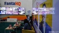 Diskusi berlangsung di markas TKN Pemilih Muda (Fanta) Prabowo-Gibran. 