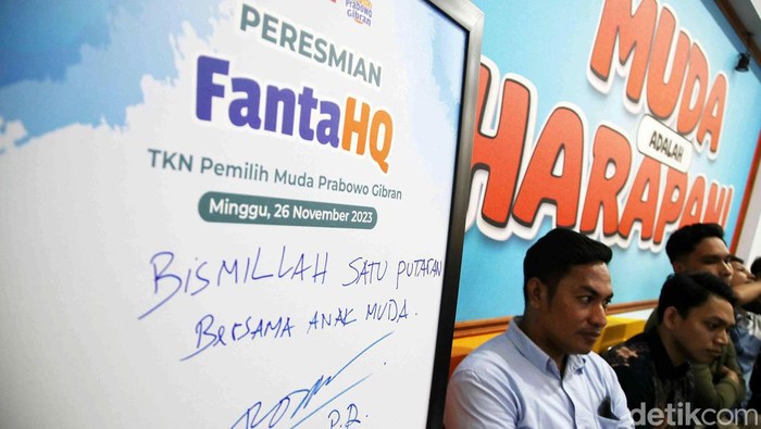 Andi Ryza Fardiansyah - Koordinator Fanta Law, Osco Olfriady Letunggamu - Caleg DPRD DKI Jakarta (Wakil komandan TKN Pemilih Muda), Muhammad Rizal Rustam - Pengacara, Akademisidan Moderator: Diana Jabira dalam acara Kongkow Fanta Law di Fanta HQ Jakarta Pusat, Jakarta, Senin 11 Desember 2023. TKN Pemilih Muda (Fanta) menggelar Kongkow Debat Pilpres bertema 