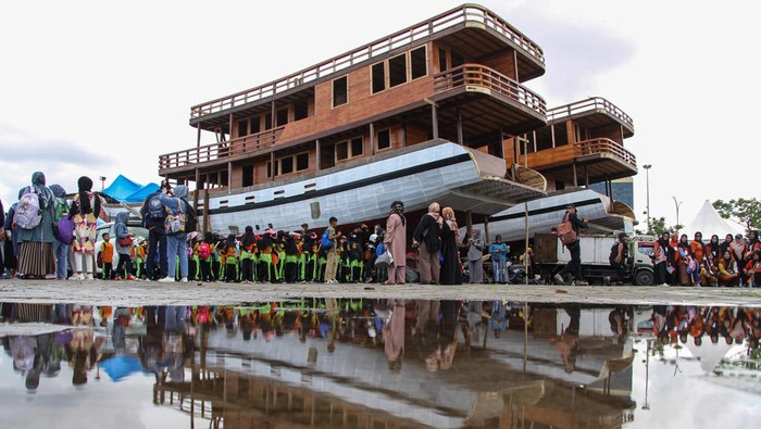 Sejumlah murid sekolah dasar melihat pembuatan Kapal Phinisi di Makassar, Sulawesi Selatan, Senin (11/12/2023). Pembuatan Kapal Phinisi tersebut dimanfaatkan oleh sejumlah sekolah di daerah itu untuk mengedukasi siswa tentang budaya dan sejarah Kapal Phinisi yang telah ditetapkan sebagai Warisan Budaya Takbenda (WBTB) oleh UNESCO pada 7 Desember 2017. ANTARA FOTO/Arnas Padda/YU
