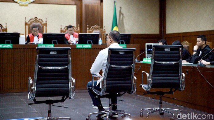 Ekspresi Rafael  Alun Dituntut 14 Tahun Penjara