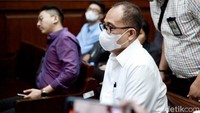 Sebelumnya, Rafael Alun Trisambodo didakwa menerima gratifikasi Rp 16,6 miliar. Jaksa mengatakan gratifikasi itu diterima Rafael Alun bersama istrinya, Ernie Meike Torondek, yang saat ini berstatus saksi di KPK.