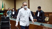 Mantan Pejabat Ditjen Pajak Kementerian Keuangan Rafael Alun Trisambodo dituntut hukuman penjara. Jaksa menyakini Rafael terbukti bersalah menerima gratifikasi Rp 16,4 miliar dan melakukan tindak pidana pencucian uang (TPPU).