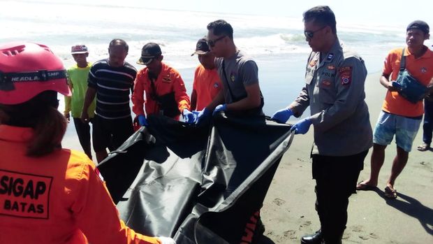 Tim SAR Gabungan saat mengevakuasi korban laka laut yang hilang sejak hari Kamis di Pantai Parangtritis, Bantul.