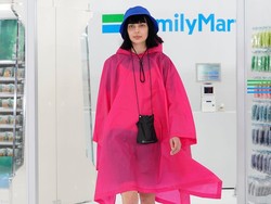 FamilyMart Jualan Baju, Gelar Fashion Show Unik, Model Catwalk Sambil Belanja