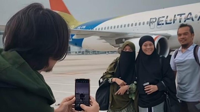 Fiersa Besari diminta memotret pelancong di bandara.